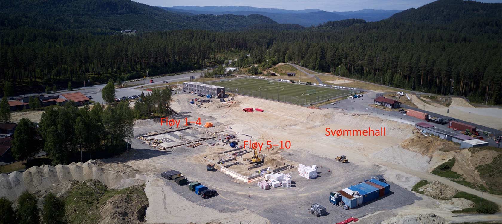 Slik ser det ut på byggeplassen for Flesberg skole på Stevingsmogen i øyeblikket. Dette drone-bildet ble tatt 27. juni 2018.
