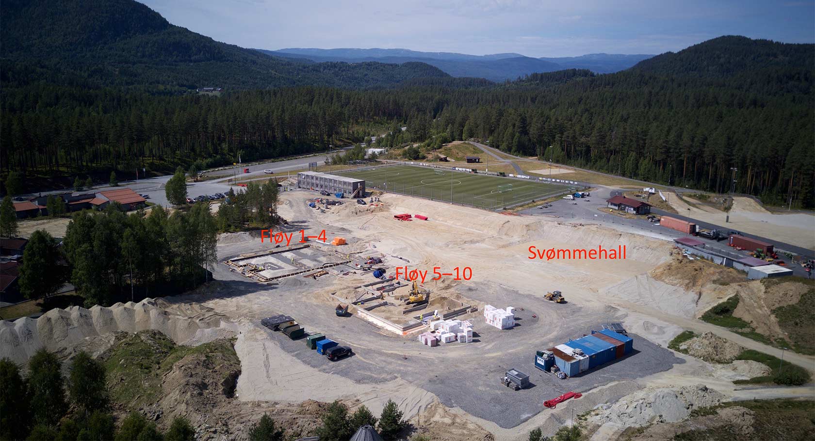 Slik ser det ut på byggeplassen for Flesberg skole på Stevingsmogen i øyeblikket. Dette drone-bildet ble tatt 27. juni 2018.